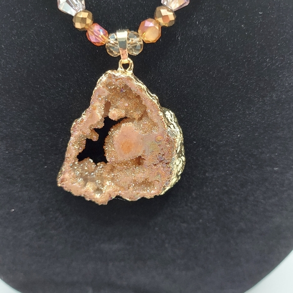 Glass bead necklace with natural geode pendant - Picture 5 of 8